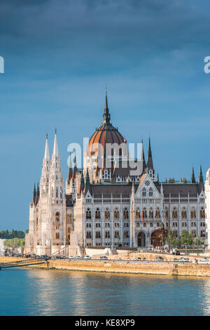 Bâtiment du Parlement de Budapest, vue au coucher du soleil de l'édifice du parlement hongrois au bord du Danube dans le centre de Budapest, Hongrie. Banque D'Images