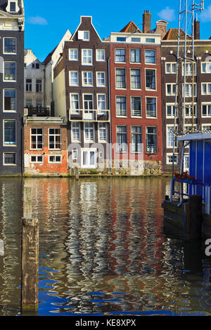 La célèbre ligne de maisons de danse le Damrak canal int il centre d'Amsterdam Banque D'Images