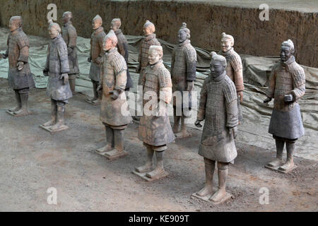 Marche de plus vers les guerriers de terre cuite à Xi'an, Chine. C'est un complexe funéraire qui a enseveli le premier empereur de Chine. Les chiffres : guerriers, char Banque D'Images