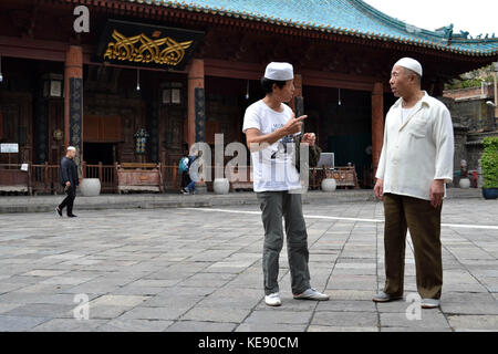 Les musulmans chinois autour de la Grande Mosquée de Xi'an, l'un de l'endroit le plus important pour les musulmans chinois en Chine. Pic a été prise en septembre 2017. Traduction : Banque D'Images