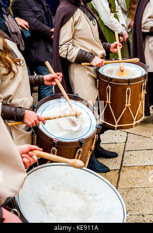 Roma, Italie - 25 avril 2016 : groupe de musique à l'époque médiévale costume parade dans les rues de Altamura. cinquième édition de "Fès médiévale - federicus Banque D'Images