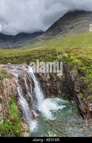 Cascade au conte de piscines, Glen cassante, île de Skye, Highland, Scotland, UK Banque D'Images