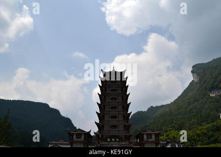 La porte d'entrée à wulingyuan scenic area. Oui, c'est une pagode debout là-bas. pic a été prise en septembre 2017, zhangjiajie Banque D'Images