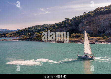 Bateau à voile sur les eaux turquoise de la mer Ligure, au large de la côte nord-ouest de Portovenere, Italie, sur un après-midi ensoleillé en été. Banque D'Images