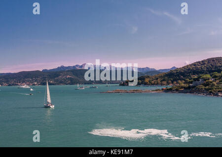 Bateau à voile sur les eaux turquoise de la mer Ligure, au large de la côte nord-ouest de Portovenere, Italie, sur un après-midi ensoleillé en été. Banque D'Images