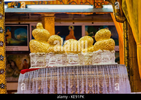 Le culte des images de Bouddha dans la Pagode Hpaung Daw U, au Lac Inle, Myanmar Banque D'Images