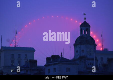 Le London Eye transforme le ciel de Londres brumeux ce matin rouge Photo Jeremy Selwyn Crédit : Evening Standard Banque D'Images