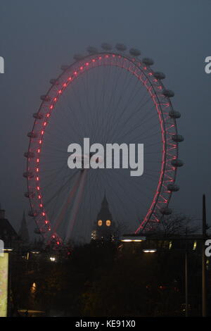 Le London Eye transforme le ciel de Londres brumeux ce matin rouge Photo Jeremy Selwyn Crédit : Evening Standard Banque D'Images