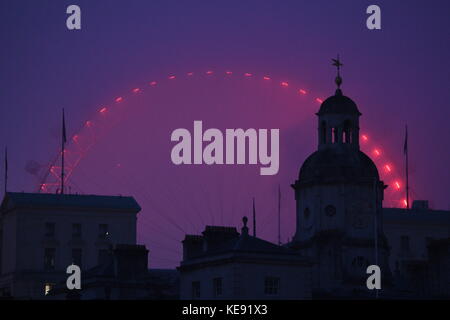 Le London Eye transforme le ciel de Londres brumeux ce matin rouge Photo Jeremy Selwyn Crédit : Evening Standard Banque D'Images