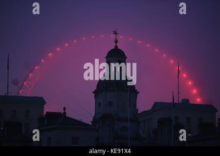 Le London Eye transforme le ciel de Londres brumeux ce matin rouge Photo Jeremy Selwyn Crédit : Evening Standard Banque D'Images