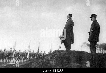 Adolf Hitler (m), plus tard chancelier impérial et dirigeant national-socialiste, parle aux membres de la Ligue militante à Fröttmanninger Heide près de Munich le 15 avril 1923. | utilisation dans le monde entier Banque D'Images