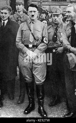 Chef des nationaux-socialistes et plus tard chancelier impérial Adolf Hitler (m) à Braunschweig en 1931. | utilisation dans le monde entier Banque D'Images