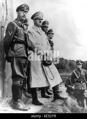 Le chancelier impérial et dirigeant national-socialiste Adolf Hitler (m) et Reichsführer du SS Heinrich Himmler (g) observent une manœuvre. Non daté. | utilisation dans le monde entier Banque D'Images