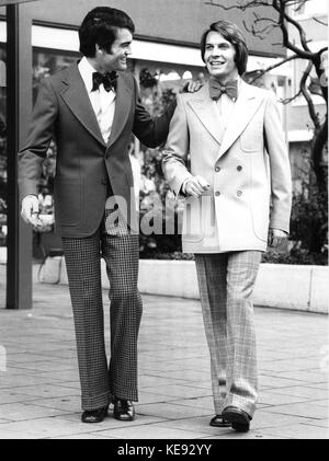 Deux mannequins masculins portent des costumes sur mesure à l'institut allemand de la mode à Cologne (Rhénanie du Nord Westphalie, Allemagne) le 9 octobre 1973. | utilisation dans le monde entier Banque D'Images