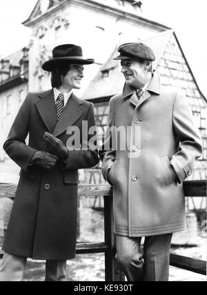 Deux mannequins masculins portent des costumes sur mesure à l'institut allemand de la mode à Cologne (Rhénanie du Nord Westphalie, Allemagne) le 9 octobre 1973. | utilisation dans le monde entier Banque D'Images