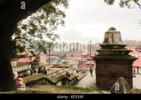 Repetto Noémie / Le pictorium - Népal - Katmandou. temple de Pashupatinath. patrimoine mondial depuis 1979. - 20/09/2017 - Népal Katmandou / / Kathmandu - Népal - KATMANDOU. Le temple de Pashupatinath. patrimoine mondial de l'humanité depuis 1979. migrateurs situé plus haut sur la colline. Banque D'Images