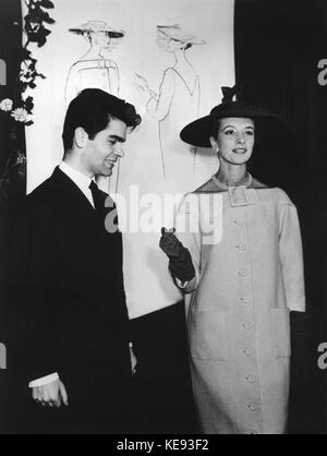 Étudiant en design de Hambourg Karl Lagerfeld, âgé de seize ans seulement (vingt et un selon d'autres sources), avec un mannequin présentant un manteau cocktail. Lagerfeld a remporté le concours du Secrétariat international de Woll dans la section des manteaux en 1954. | utilisation dans le monde entier Banque D'Images