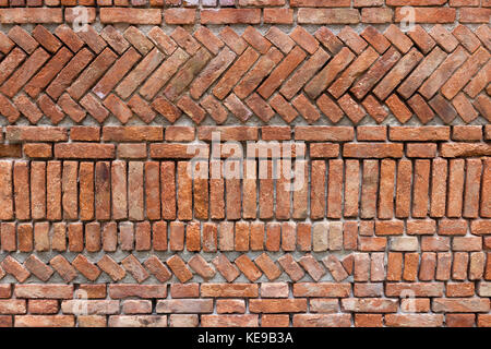 Vieux mur de briques rouges avec un design original Banque D'Images