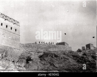 Cette image représente l'armée de la huitième route marchant sur la Grande Muraille de Chajianling. L'armée de la 8e route est une force majeure de la résistance chinoise pendant la seconde guerre sino-japonaise (1937-1945). Banque D'Images