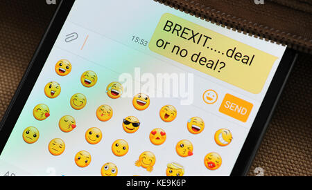 MESSAGE BREXIT SUR SMARTPHONE RE DE QUITTER L'UNION EUROPÉENNE Deal or No Deal REMOANERS BREXITEERS L'UE UK Émoticônes Banque D'Images