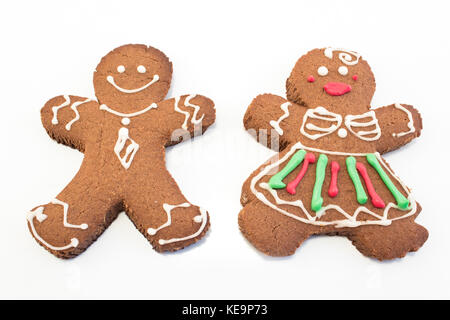 Gingerbread cookies couple isolé sur blanc. Banque D'Images