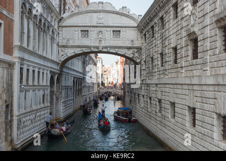 Gondoles passant sous le pont des soupirs sur rio, Venise Palazzo canonica Banque D'Images
