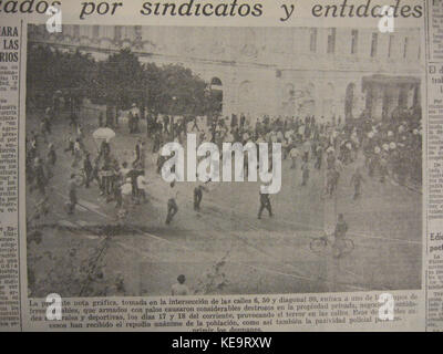 Cette illustration tirée du livre de Masas, daté du 20 octobre 1945, offre un aperçu des événements historiques, peut-être liés aux développements d'après-guerre ou à des sujets culturels. Il sert de représentation visuelle d'un moment important de l'histoire, tel qu'il est enregistré dans le texte. Banque D'Images
