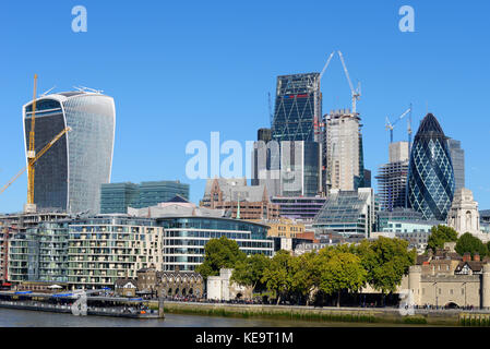 London's new skyline derrière l'ancienne tour de Londres. Le scalpel 52 construction de Lime Street, cornichon, Cheesegrater, talkie walkie. Grues à tour Banque D'Images