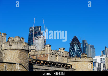 La nouvelle ville de Londres derrière l'ancienne Tour de Londres. Le Scalpel, 52 Lime Street, construction, Gherkin, Cheesegrater. Ciel bleu Banque D'Images