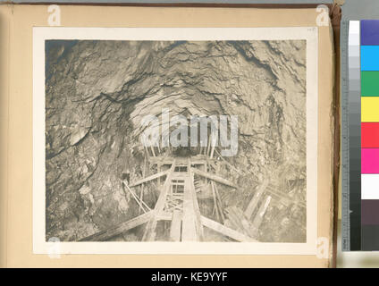 Pression de Wallkill tunnel. Paroi latérale et arch formes en place préparez pour le béton, avec tendance à la plate-forme de la voie au niveau de la partie supérieure du mur latéral. Durée du contrat 47. 11 avril 1911 (NYPL b13814376 435468) Banque D'Images