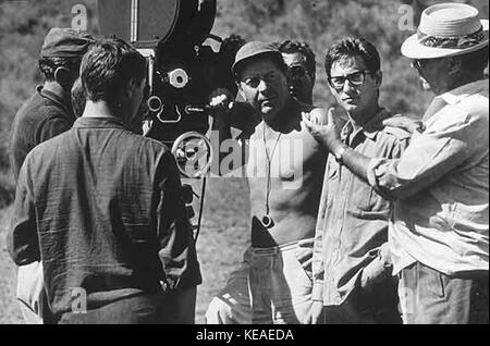 Cette image montre les cinéastes de renom Renzo et Roberto Rossellini sur le tournage d'un film en 1964. La photo souligne leur collaboration et leur rôle dans le monde cinématographique durant cette période. Banque D'Images