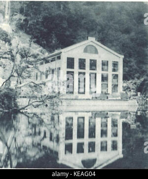 Photographie en noir et blanc de 1932 représentant la troisième centrale électrique de la rivière Oguchi au Japon. L'image montre l'infrastructure hydroélectrique de l'installation, y compris le barrage et les bâtiments de la centrale électrique, dans un contexte montagneux. Cette photographie historique est dans le domaine public au Japon en raison de l'expiration de son droit d'auteur en vertu de l'article 23 de la loi japonaise de 1899 sur le droit d'auteur. Banque D'Images