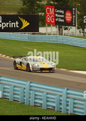 Ford GT40 l'ascension de la colline en direction de la courbe en S à Watkins Glen race track pendant la compétition. vintage CONSTRUITE PAR Banque D'Images