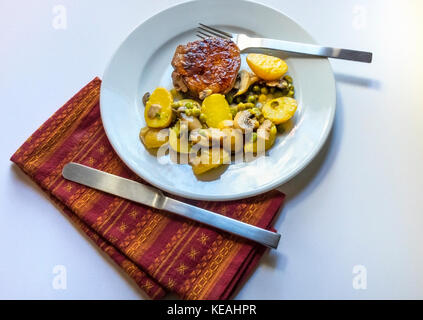 Filet mignon aux pommes de terre, les champignons et les pois verts Banque D'Images