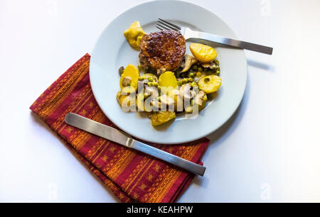 Filet mignon aux pommes de terre, les champignons et les pois verts Banque D'Images