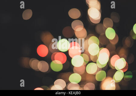 Résumé fond des lumières la nuit de flou artistique flou bleu orange lens flare circle glitter bokeh belle lampe de rue avec dark sky festival firewor Banque D'Images