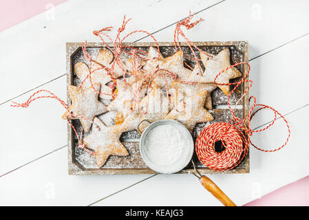 Gingerbread cookies en forme d'étoile de Noël avec du sucre en poudre dans le bac Banque D'Images