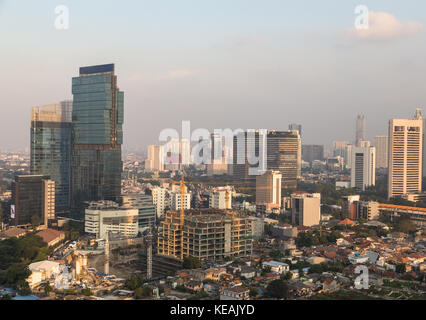 Vue aérienne du quartier des affaires de Jakarta le long de l'avenue sudirman au coucher du soleil dans la capitale de l'Indonésie sur l'île de Java. Banque D'Images
