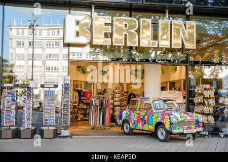 Boutique de souvenirs sur Alexanderplatz, Berlin, Allemagne Banque D'Images