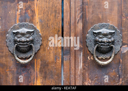 Chinese Dragon heurtoir sur une vieille porte en bois Banque D'Images