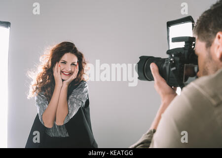 Photographe à prendre des photos avec le modèle Banque D'Images
