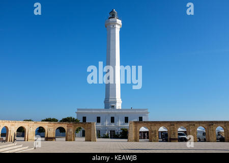 Phare des Pouilles, au sud de l'Italie un jour d'été. Banque D'Images