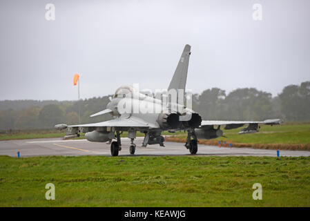 L'Eurofighter Typhoon UKs un moteur double aile delta-Canard chasseur à réaction rapide dont certains sont basés à la RAF en lLossiemoputh NE Écosse. Banque D'Images