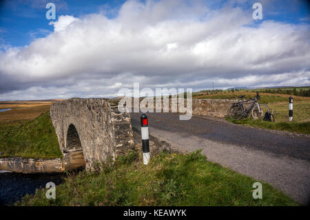 Randonnée à vélo dans la région de Sutherland, Highlands d'Ecosse, Royaume-Uni Banque D'Images