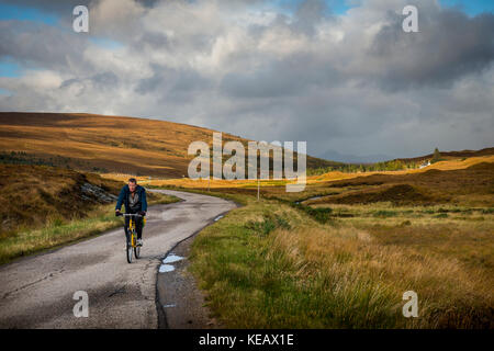 Cycliste équitation de Sutherland, Highlands d'Ecosse, Royaume-Uni Banque D'Images