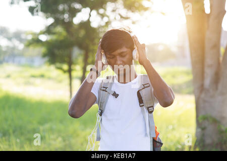 En plein air hommes adolescents indiens d'écouter de la musique Banque D'Images