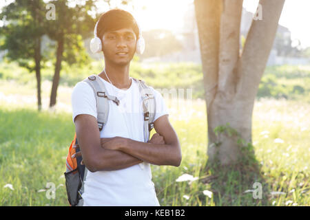 En plein air hommes adolescents indiens d'écouter de la musique Banque D'Images