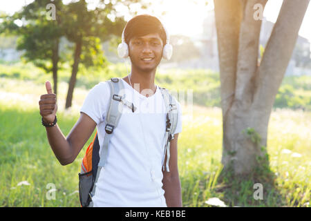 En plein air hommes adolescents indiens d'écouter de la musique Banque D'Images