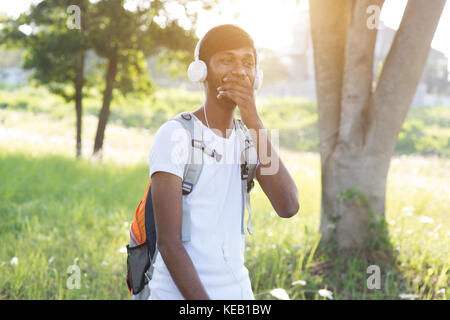 En plein air hommes adolescents indiens d'écouter de la musique Banque D'Images