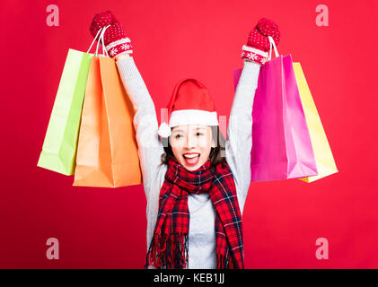 Happy woman shopping pour les cadeaux de Noël Banque D'Images